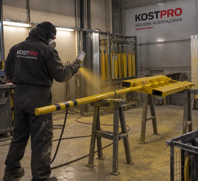 Wizualizacja: malowanie natryskowe żółtego trzpienia transportowego.