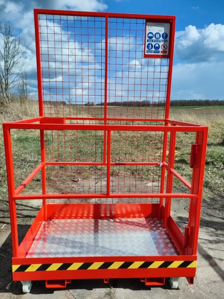 Platforma robocza KOST PRO — pełny widok konstrukcji z balustradami i osłoną siatkową