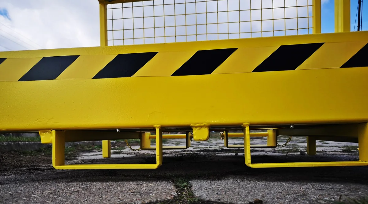 Dwie kieszenie na widły pod podłogą platformy roboczej KOST PRO
