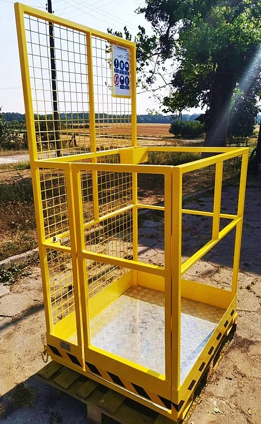 Platforma robocza do wózka widłowego KOST PRO — widok od strony wejścia